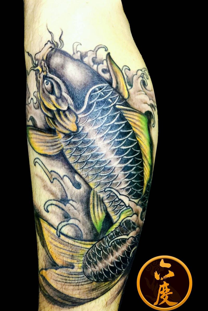 鲤纹身图片_腿部传统动物鲤鱼纹身图案