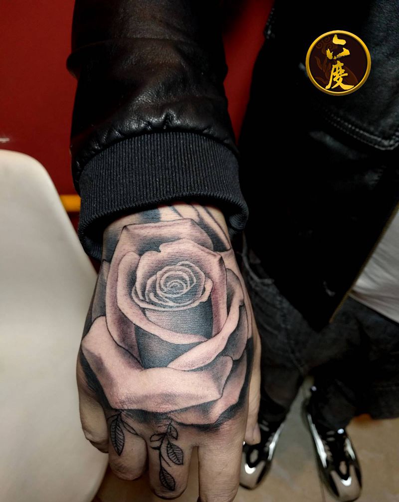 玫瑰纹身图片_手部欧美写实纹身图案
