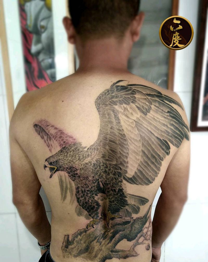 鹰纹身图片_背部水墨纹身图案