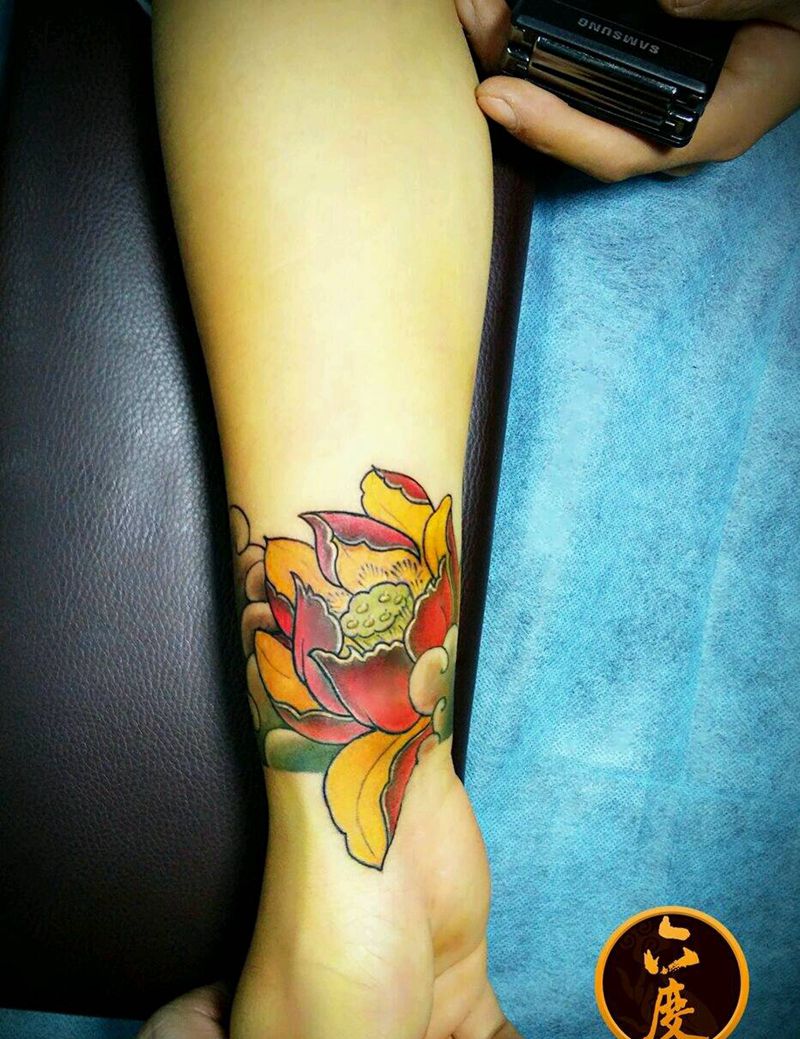 包手腕纹身图片_手臂植物纹身图案