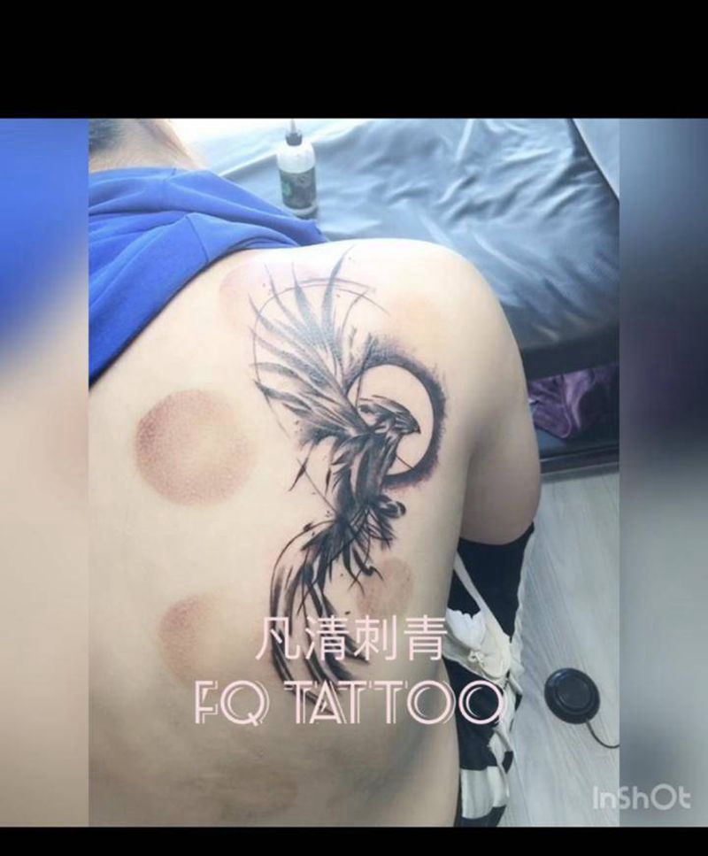 展翅纹身图片_背部纹身图案