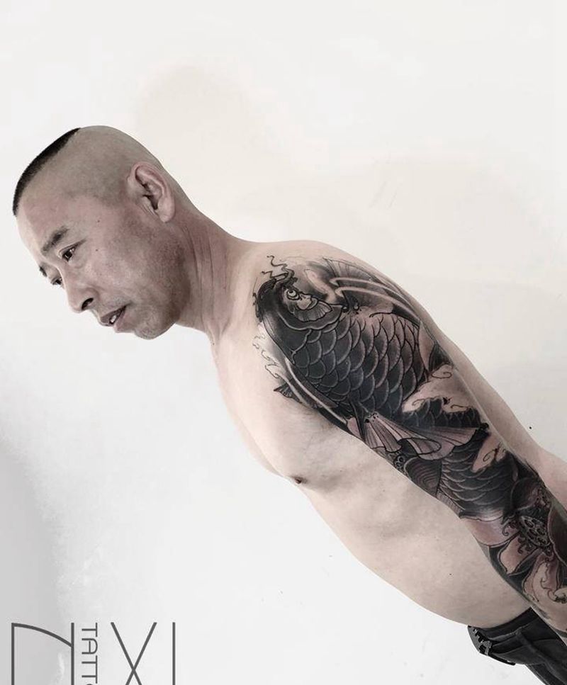 双鱼黑灰花臂纹身图片_臀部手臂新传统纹身图案