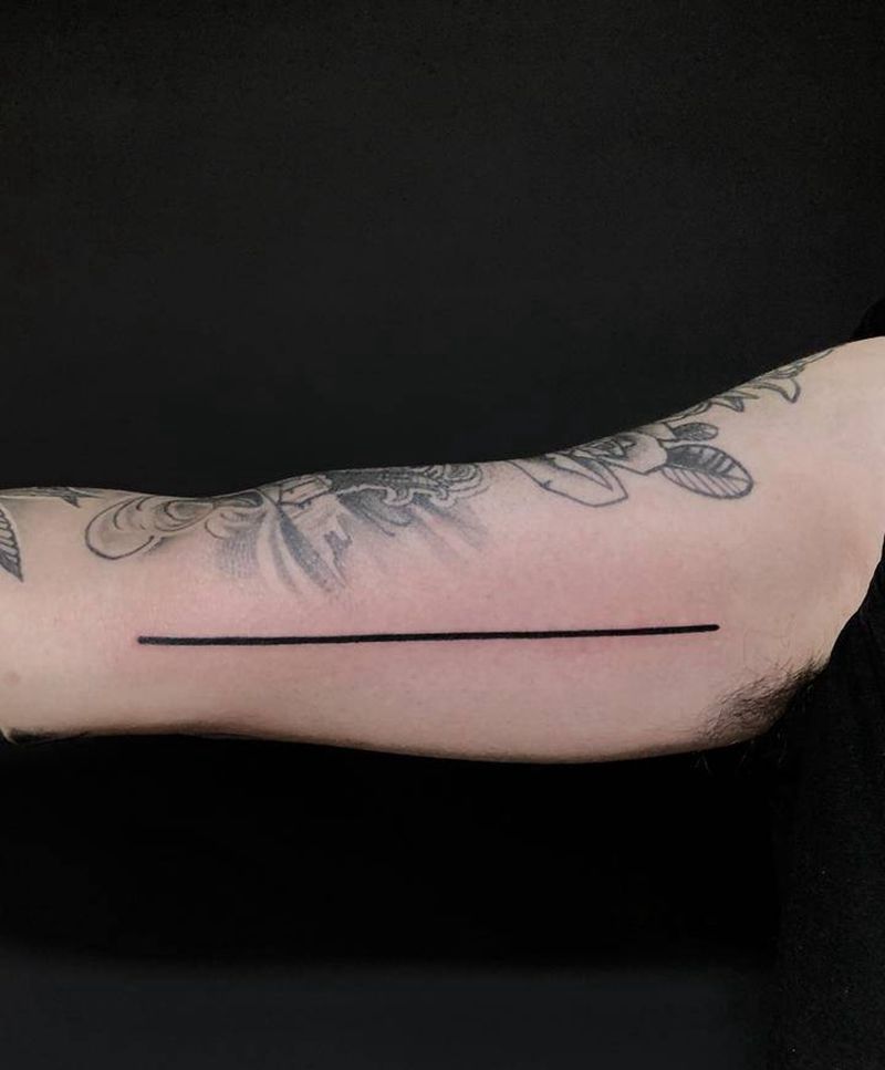 金色飞贼纹身图片_手臂直线纹身图案