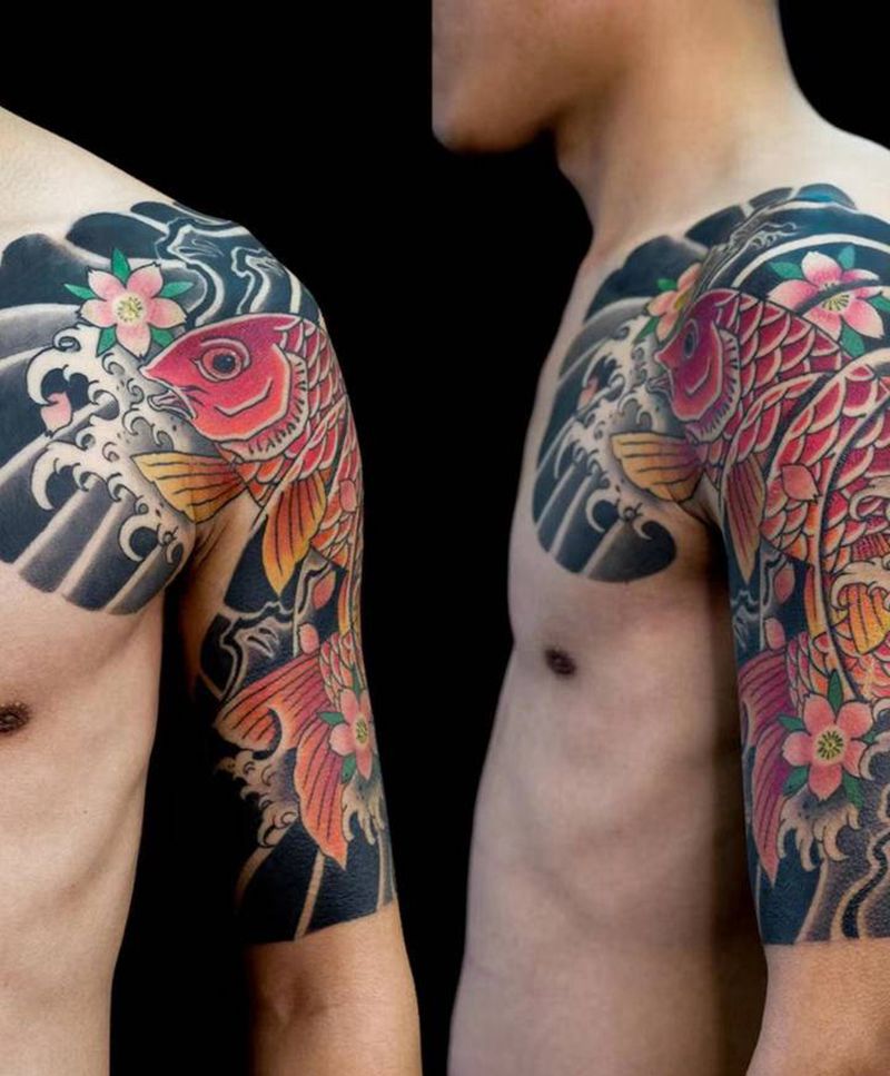 鲤鱼半甲纹身图片_肩部手臂老传统新传统鱼樱花纹身图案