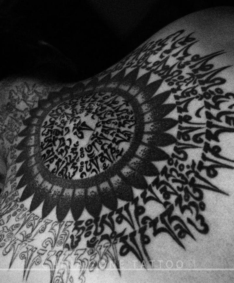 藏文纹身图片_背部花体字几何藏文纹身图案