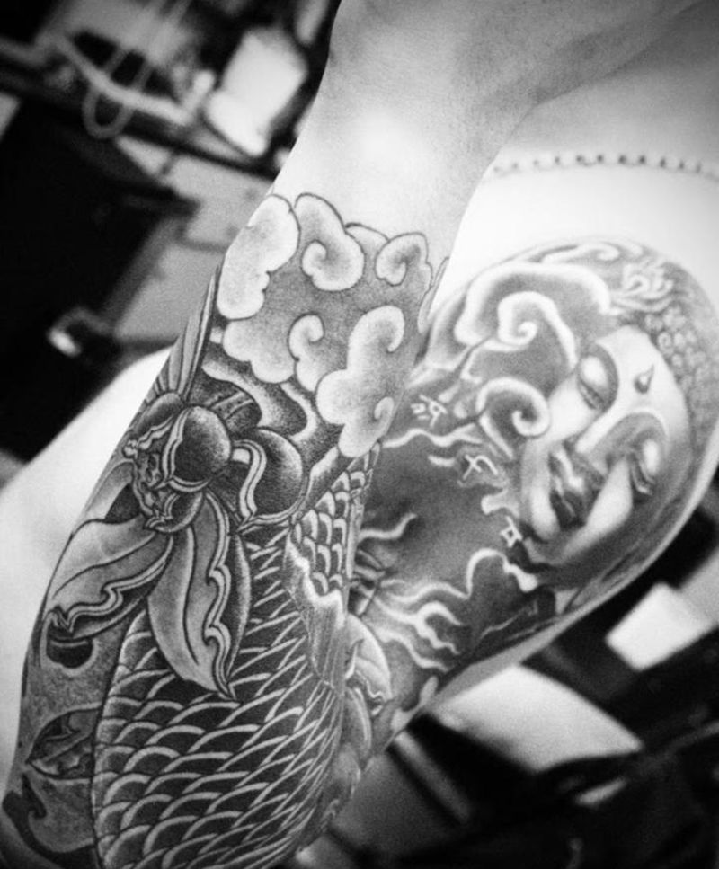 花臂纹身图片_手臂老传统新传统鱼佛荷花纹身图案