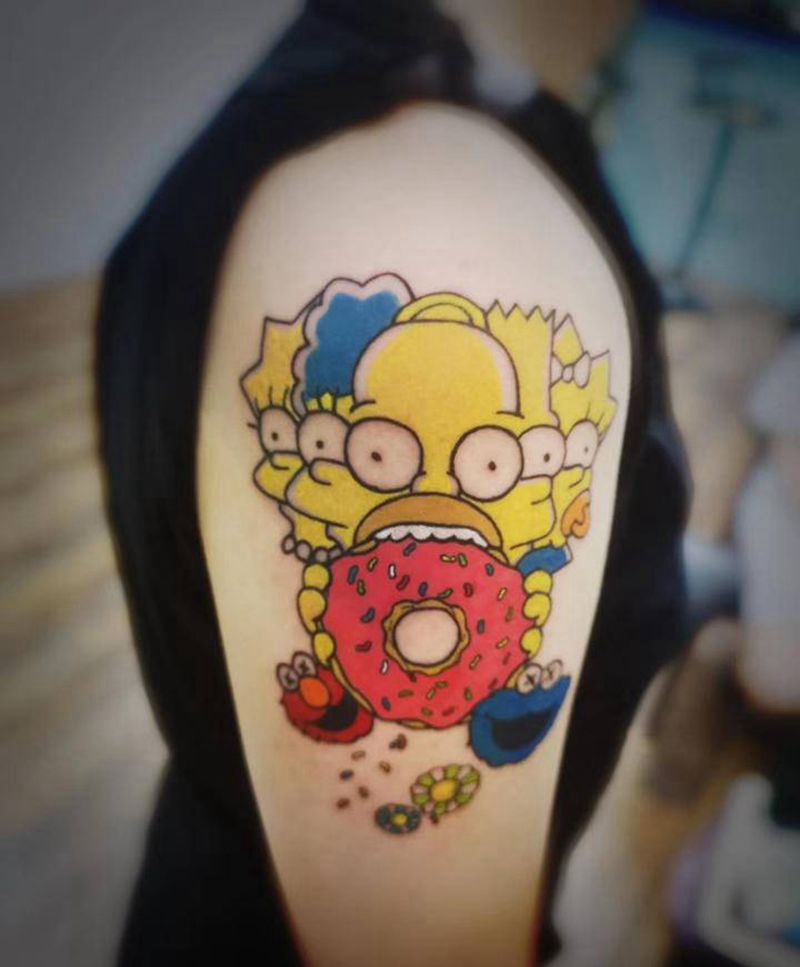 辛普森家族纹身图片_手臂New School水彩卡通辛普森芝麻街纹身图案