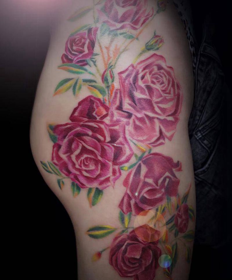 玫瑰纹身图片_腰部臀部新传统New School玫瑰侧腰臀部纹身图案