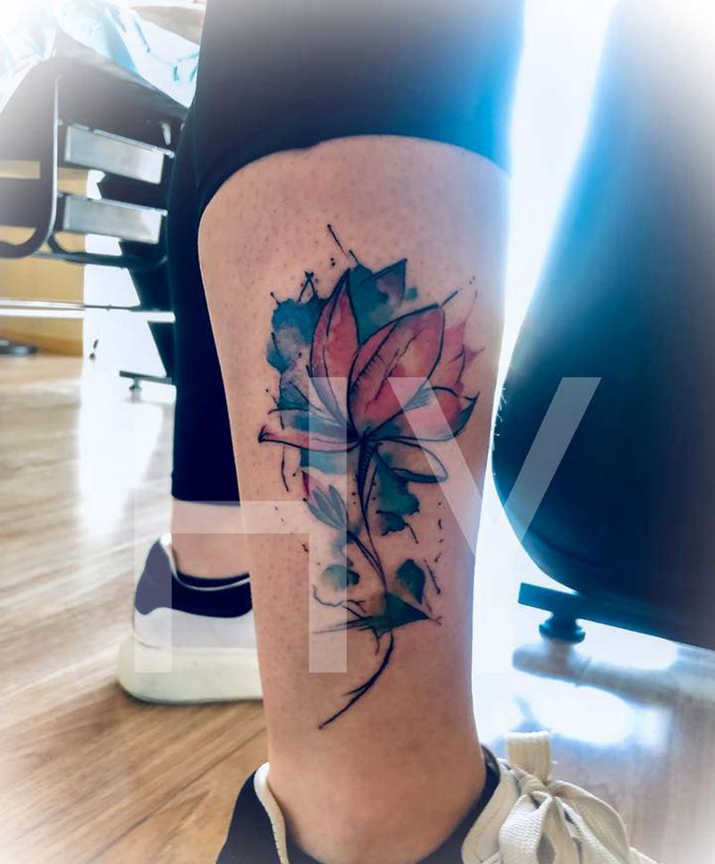 出淤泥而不染纹身图片_腿部水彩纹身图案