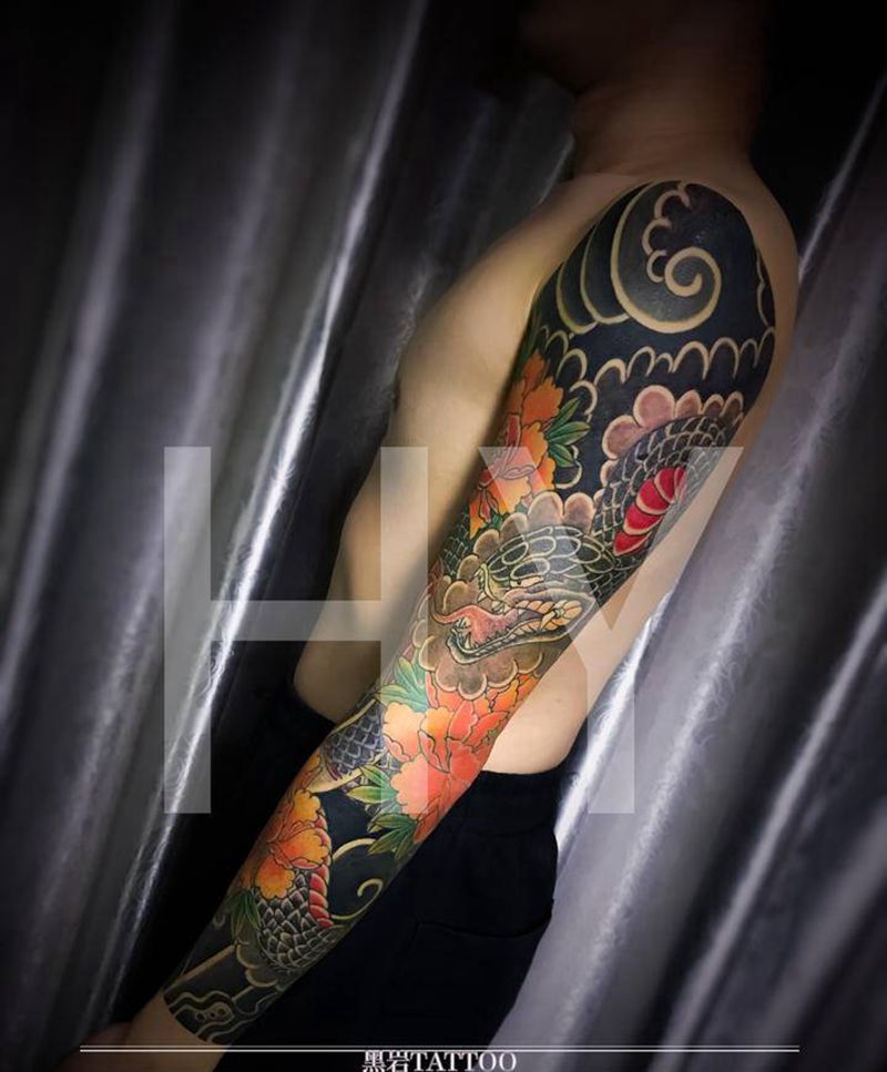 大蛇戏牡丹系纹身图片_手臂老传统纹身图案