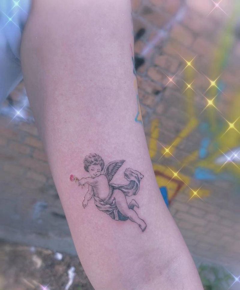 小天使纹身纹身图片_手臂欧美写实点刺纹身图案