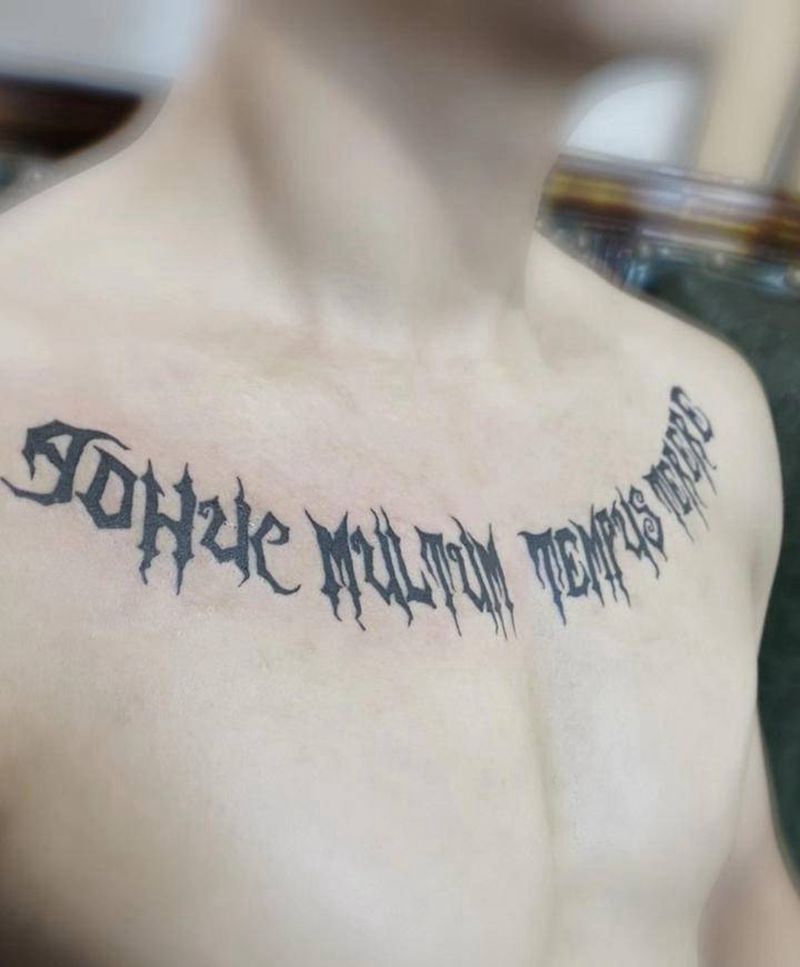 胸口哥特字体纹身图片_胸部花体字图腾纹身图案