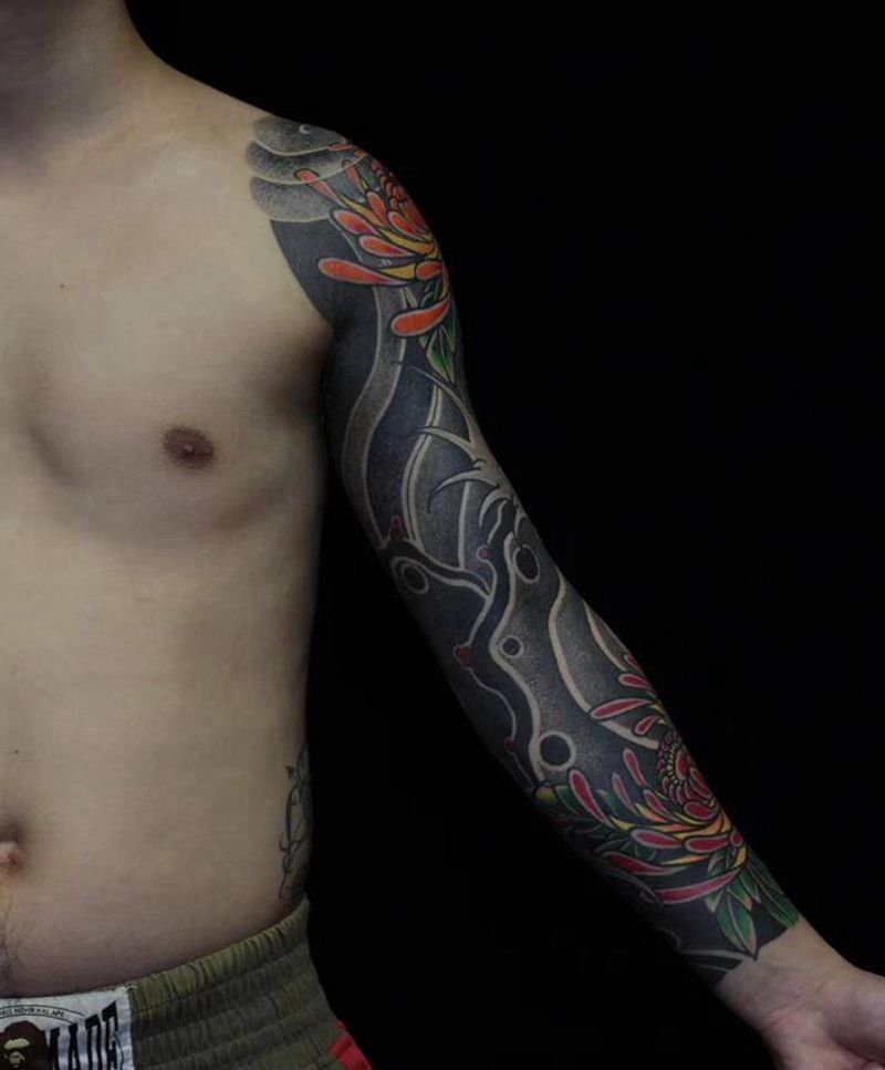 菊花花臂纹身图片_手臂老传统纹身图案