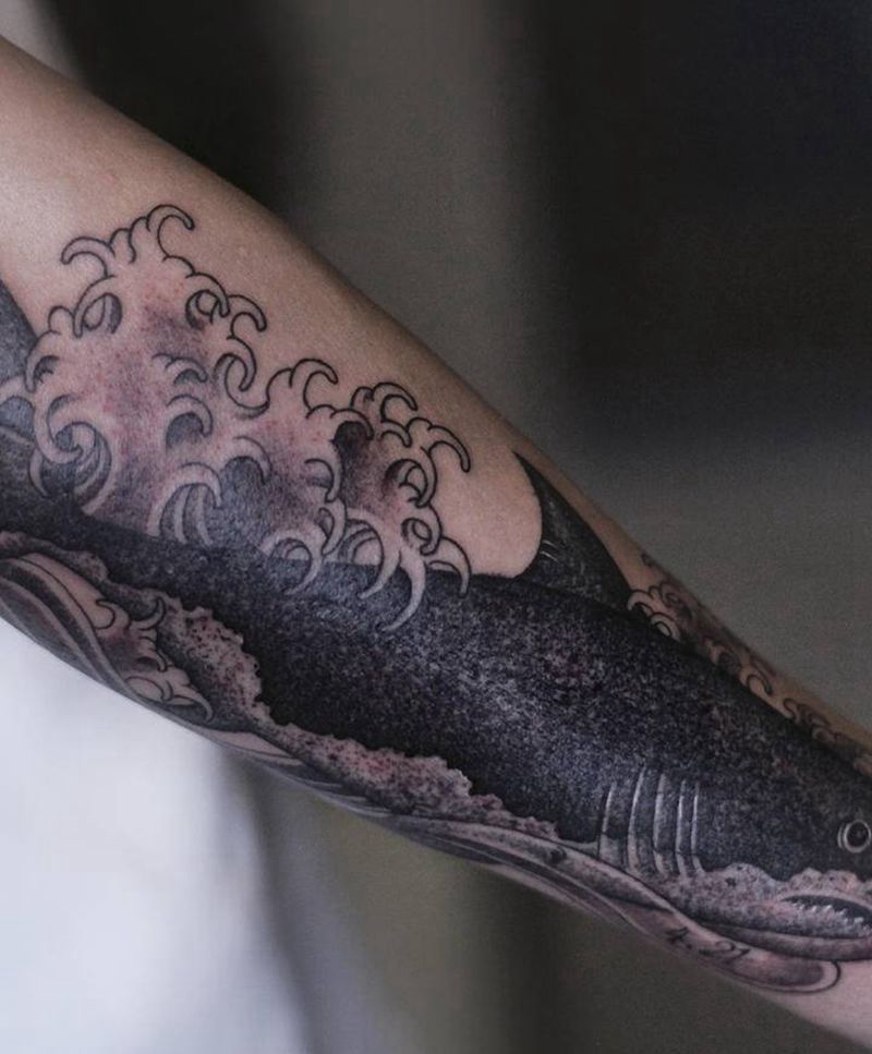 鲨鱼小臂外侧纹身图片_手臂点刺欧美写实纹身图案