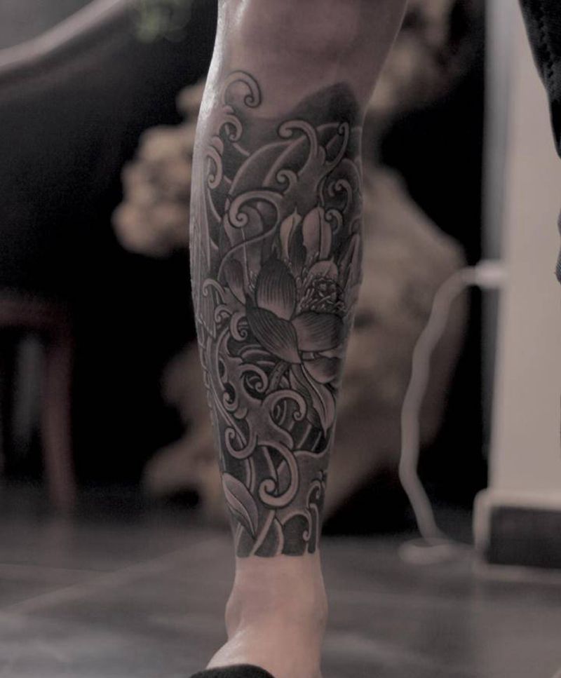 包小腿，鲤鱼荷花纹身图片_腿部老传统新传统纹身图案