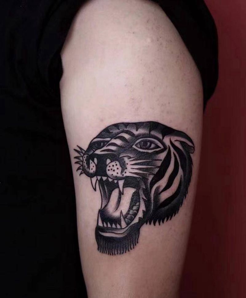 虎纹身图片_手臂Old School纹身图案