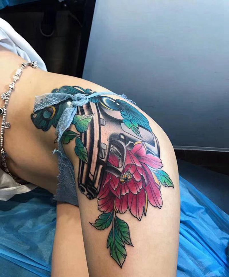 枪纹身图片_臀部腿部Old School纹身图案