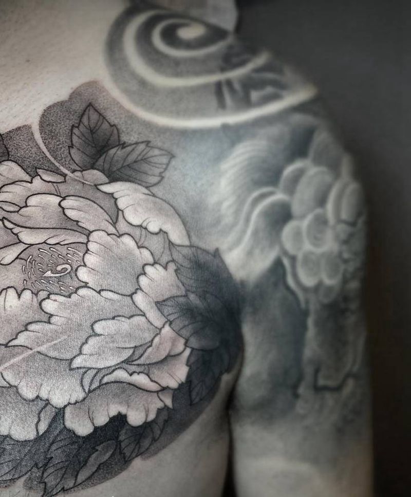 牡丹纹身图片_胸部老传统牡丹纹身图案