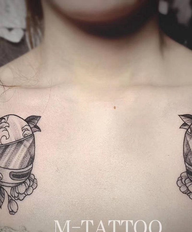 机车女孩纹身图片_胸部点刺纹身图案