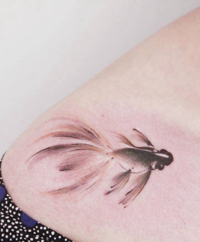 水墨金鱼纹身图片_肩部水墨纹身图案