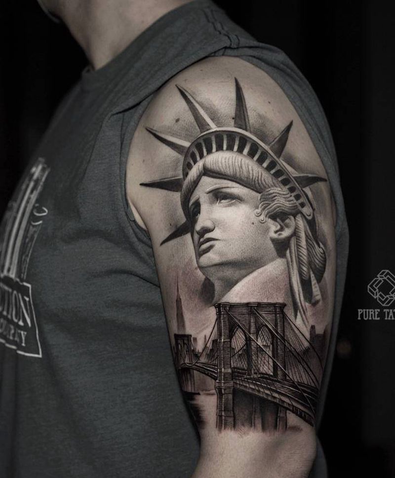 布鲁克林桥纹身图片_手臂欧美写实自由女神布鲁克林纹身图案