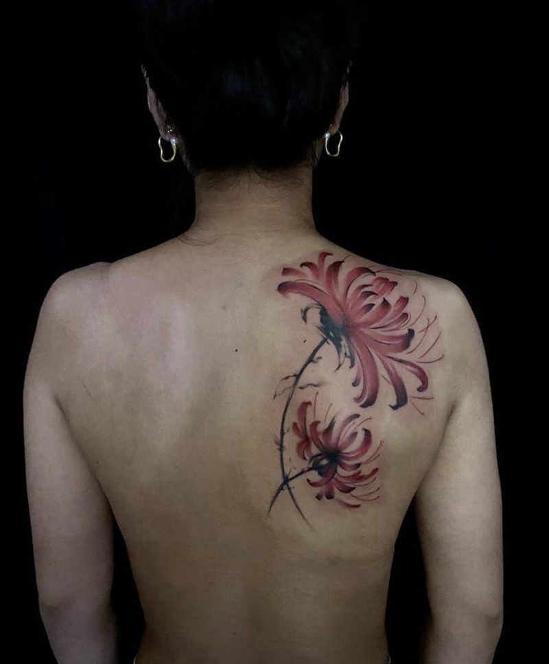 彼岸花纹身图片_背部胸部水彩欧美写实纹身图案