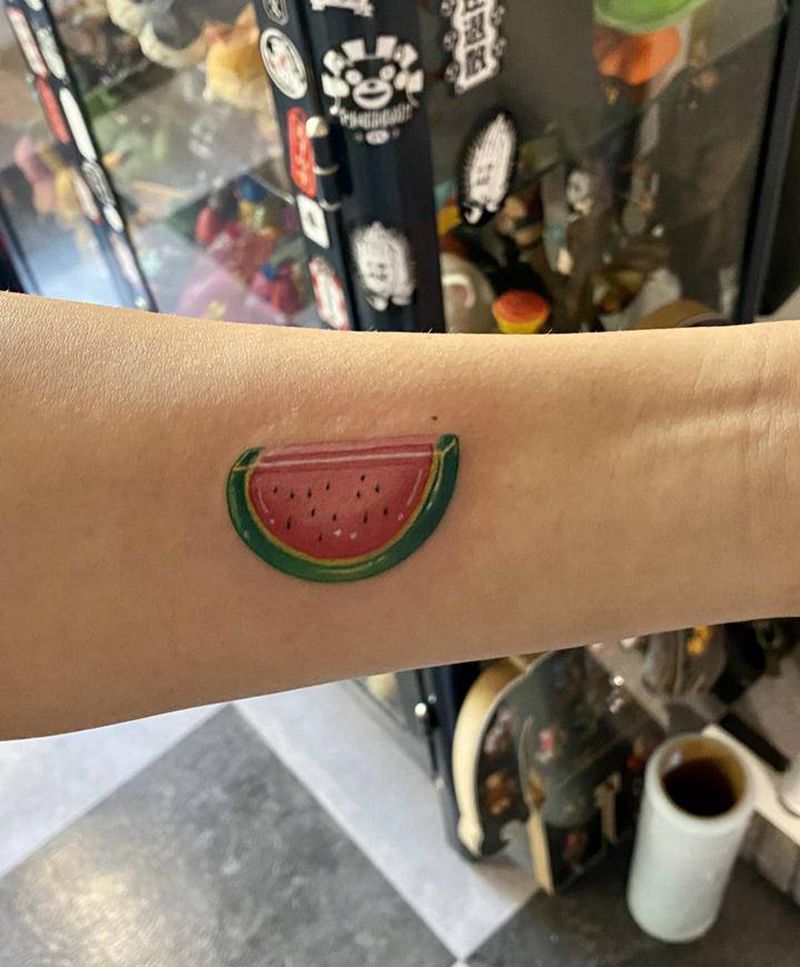 西瓜软糖纹身图片_胸部手部New School花体字纹身图案