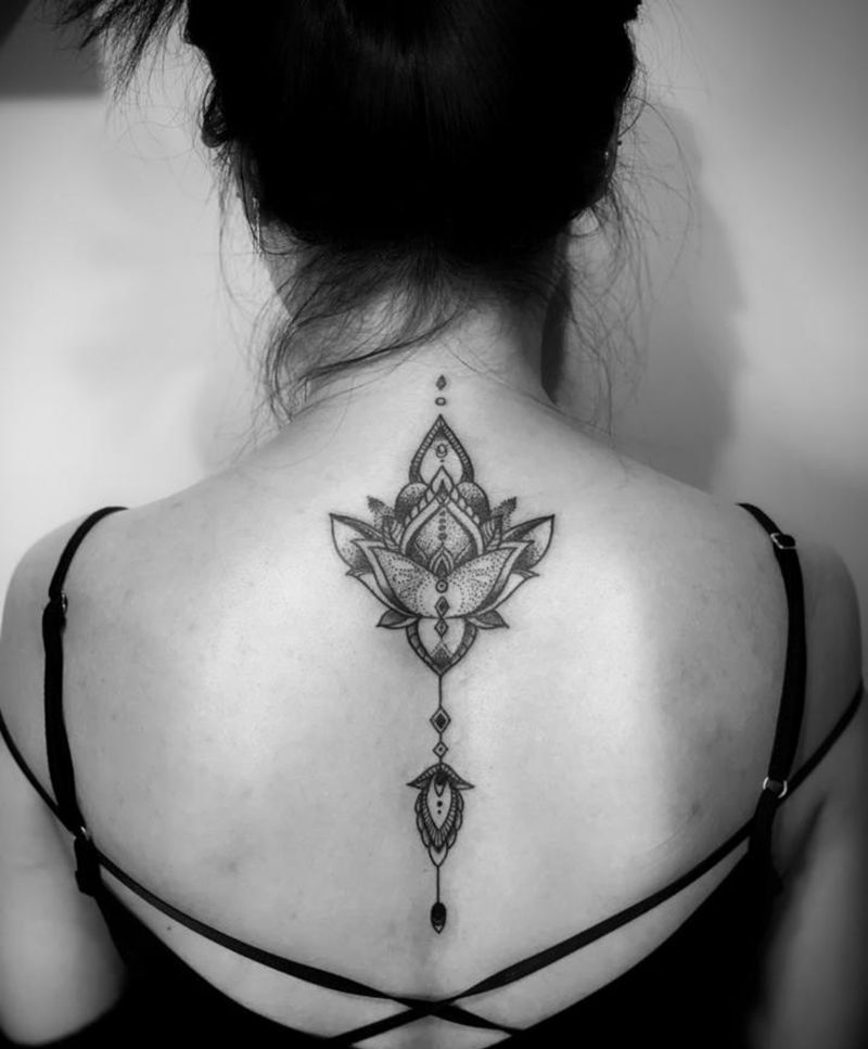 梵花纹身图片_背部肩部点刺几何纹身图案