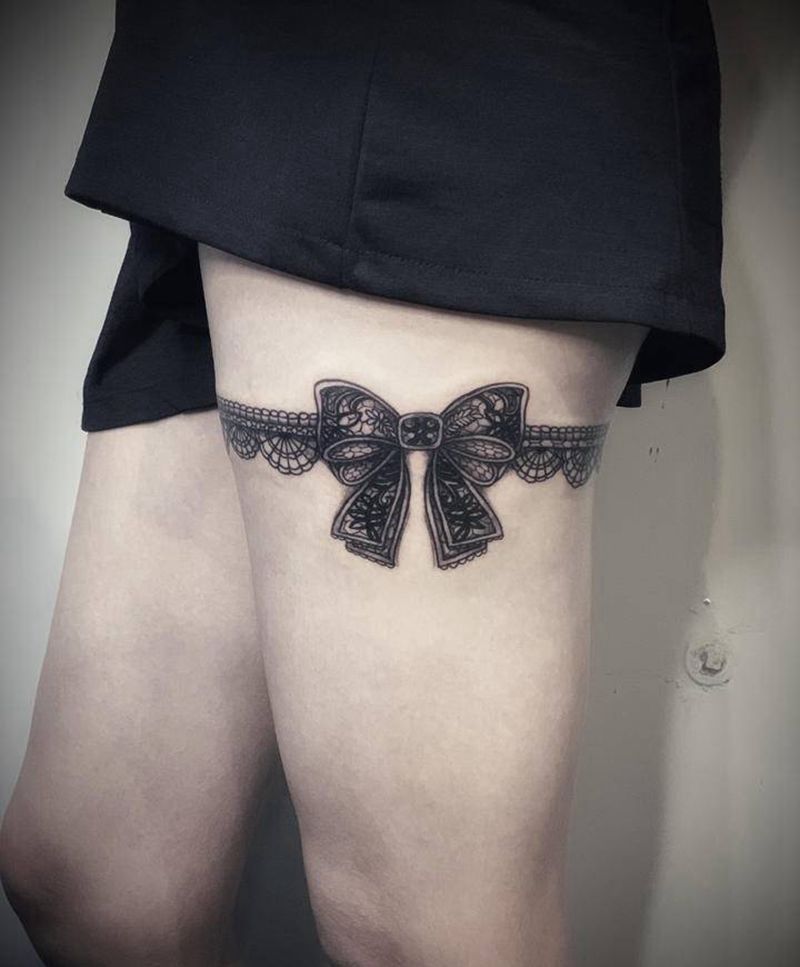 蕾丝蝴蝶结纹身图片_腿部点刺欧美写实纹身图案