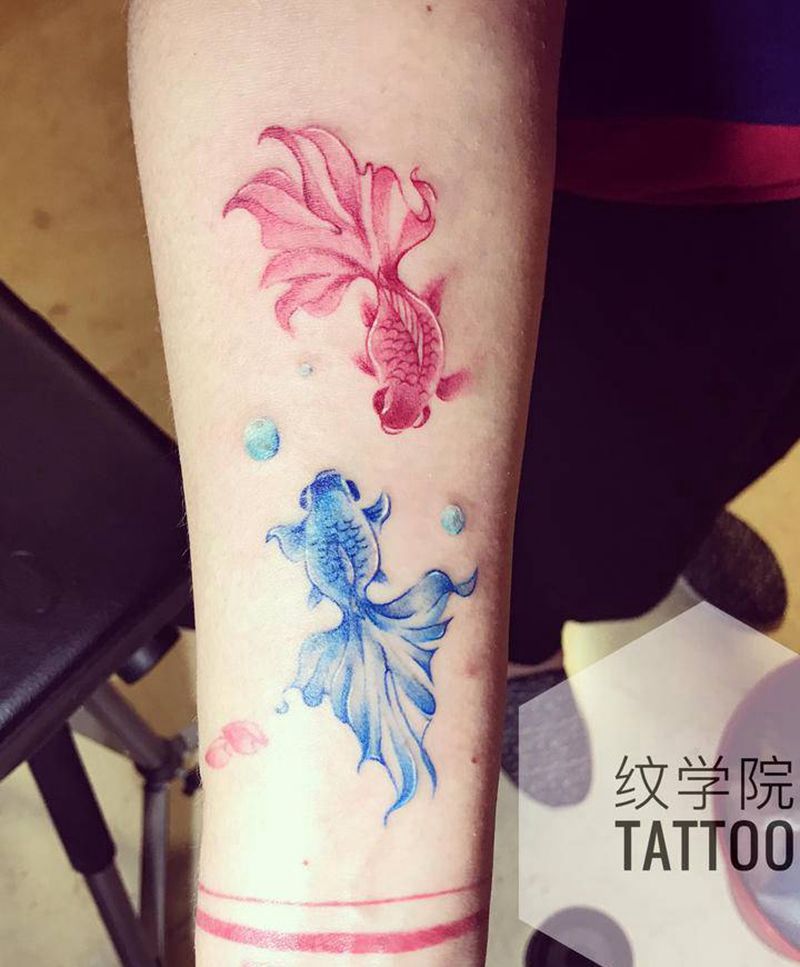 双鱼纹身图片_手臂水彩金鱼双鱼座双鱼纹身图案