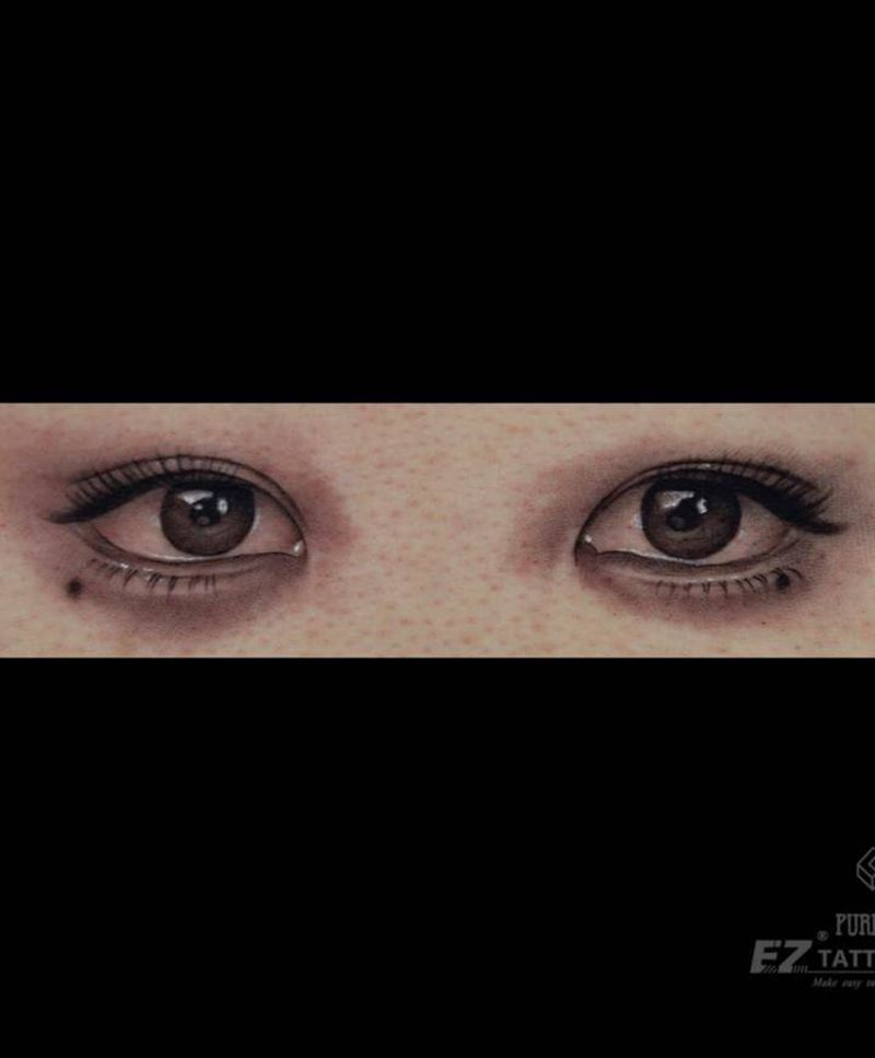 眼睛纹身图片_背部欧美写实眼睛纹身图案