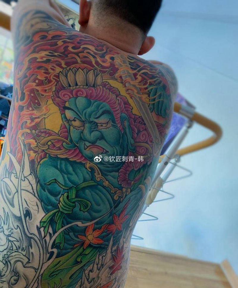 不动明王局部纹身图片_背部纹身图案