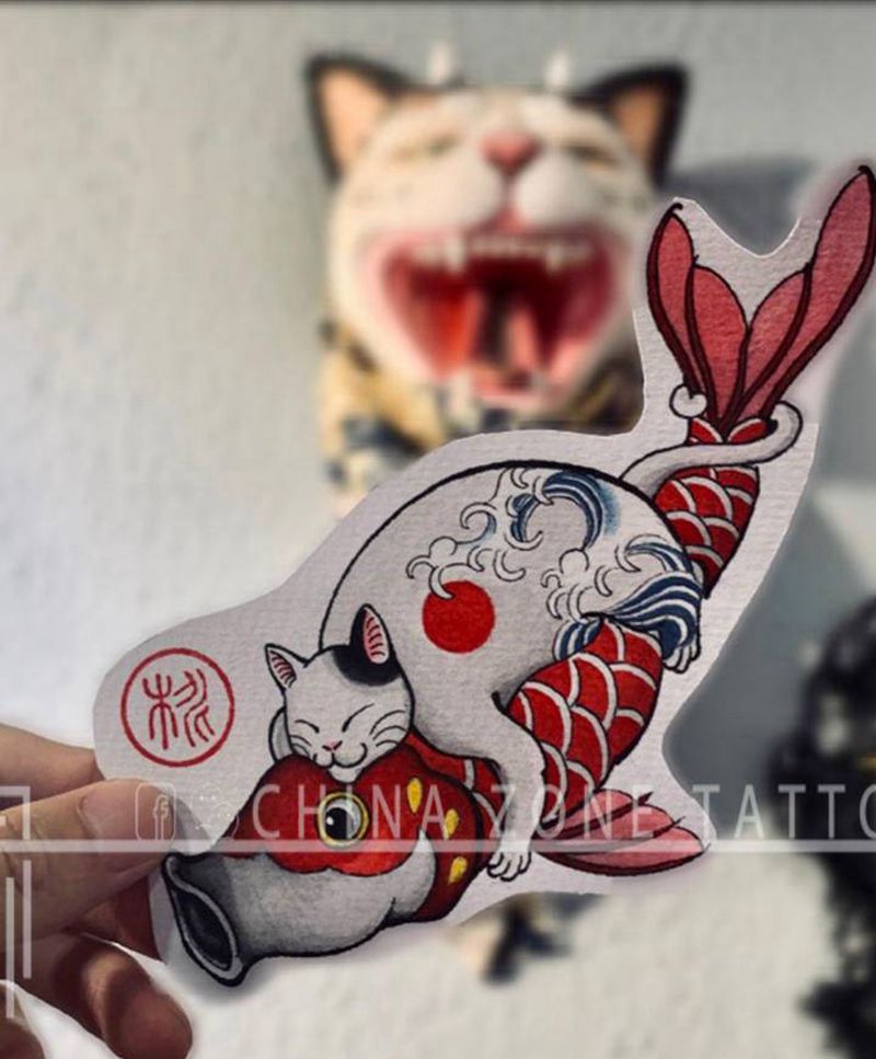 猫抱鲤纹身图片_手臂腿部新传统鲤鱼旗猫纹身图案