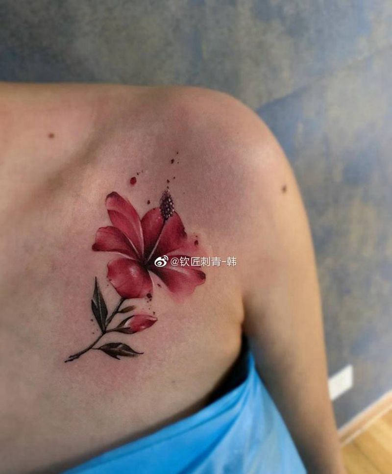 扶桑花纹身图片_胸部纹身图案