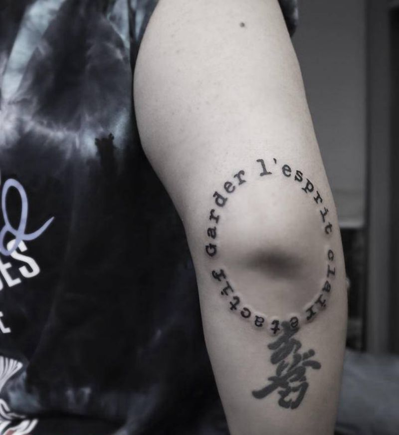 胳膊肘纹身图片_手臂花体字纹身图案