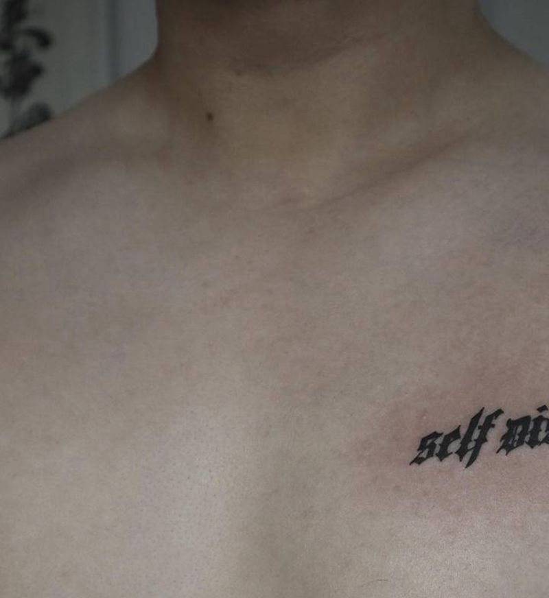 字母纹身图片_胸部花体字纹身图案