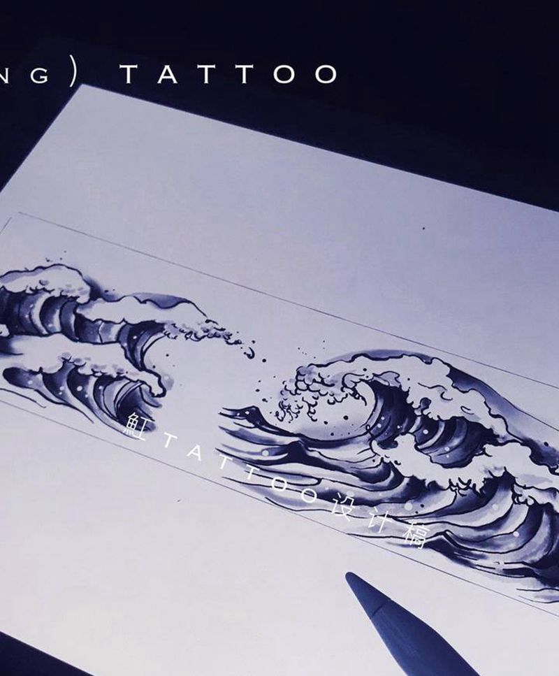 海浪纹身图片_手臂腿部欧美写实水墨海浪浪花水墨臂环水墨水彩纹身图案