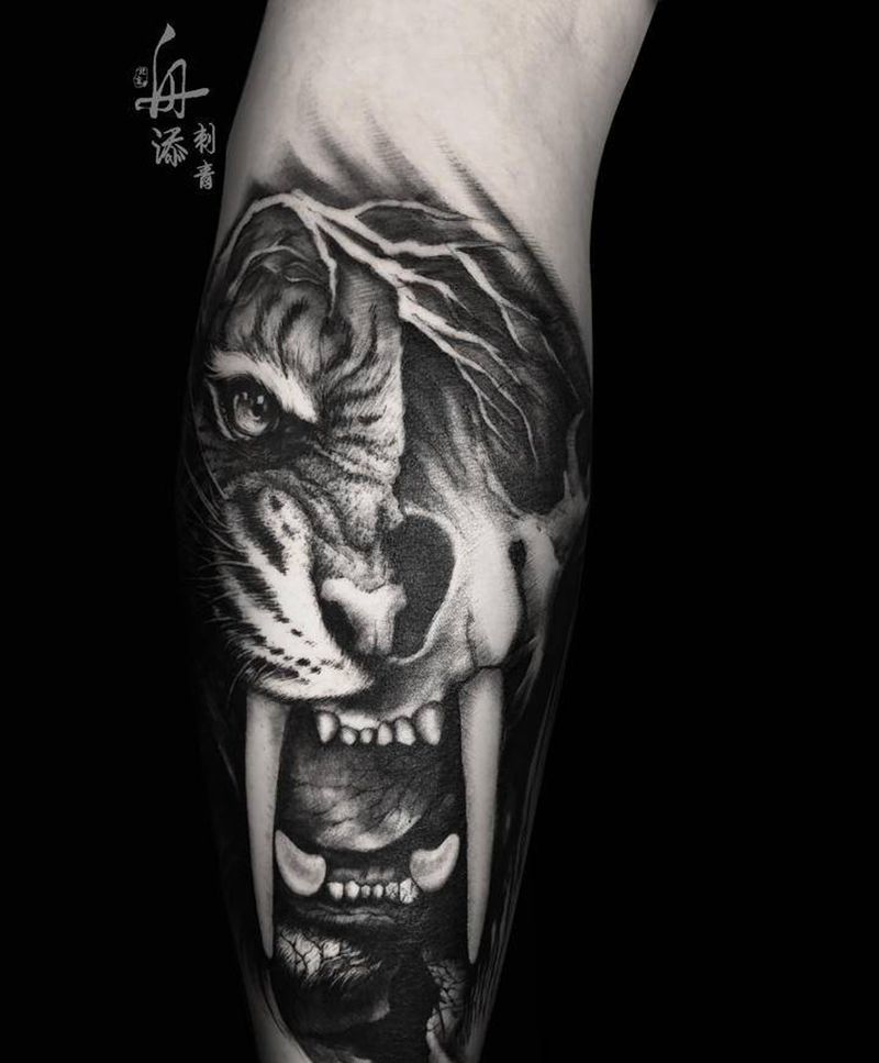 剑齿虎纹身图片_腿部欧美写实虎纹身图案