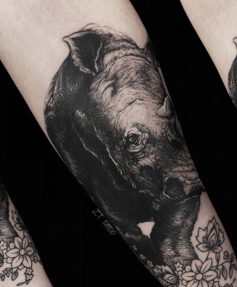 犀牛纹身图片_手臂欧美写实犀牛纹身图案
