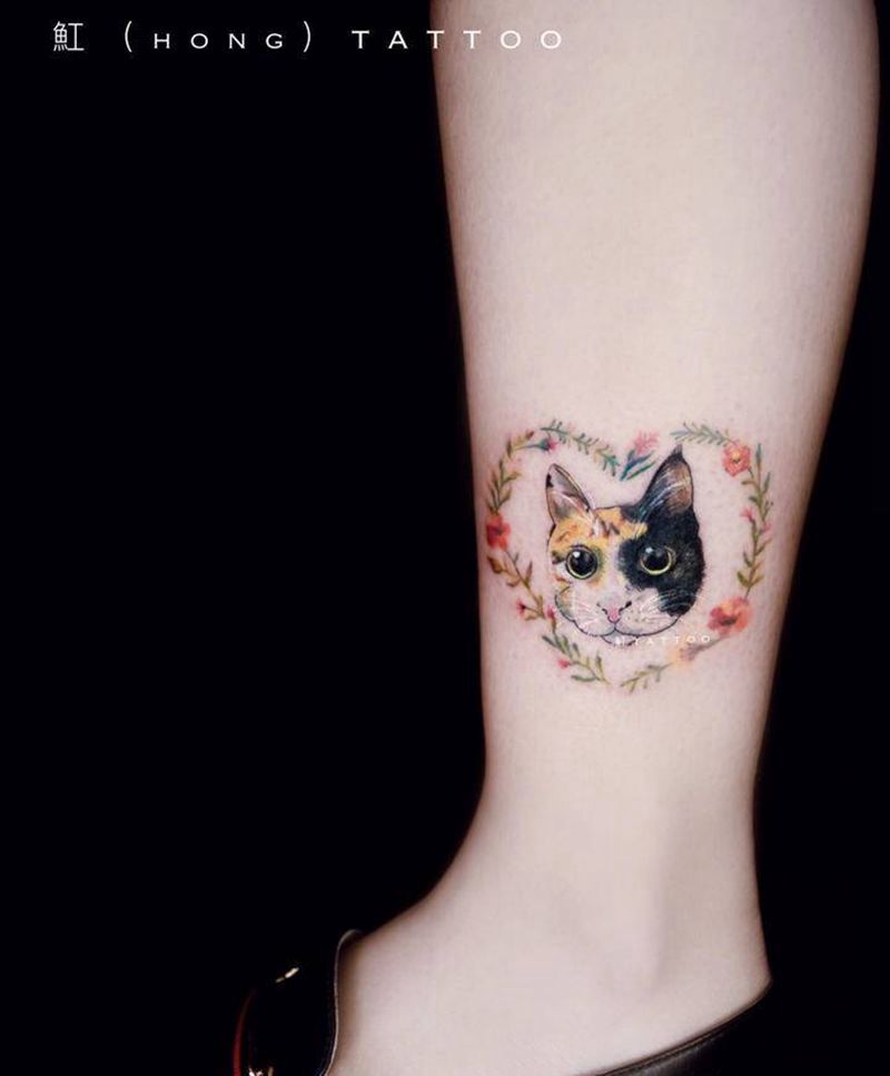 猫咪+小花环纹身图片_腿部手臂水彩欧美写实猫纹身植物花花环小清新纹身图案