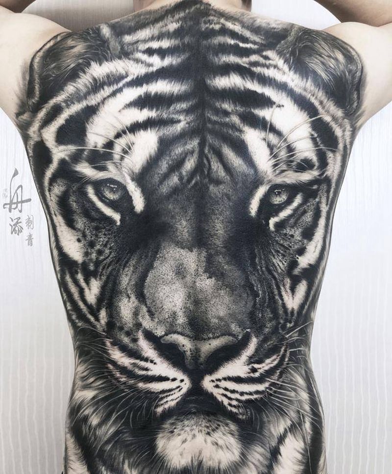虎纹身图片_背部欧美写实虎满背纹身图案