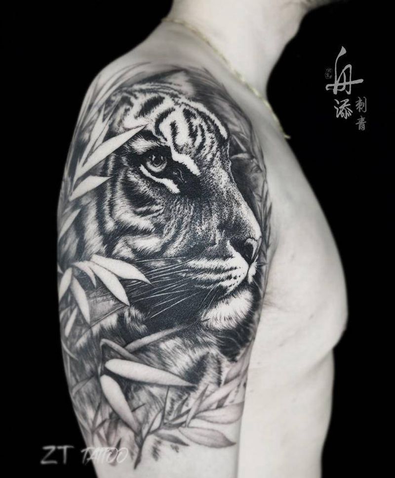虎纹身图片_手臂肩部欧美写实虎竹林纹身图案
