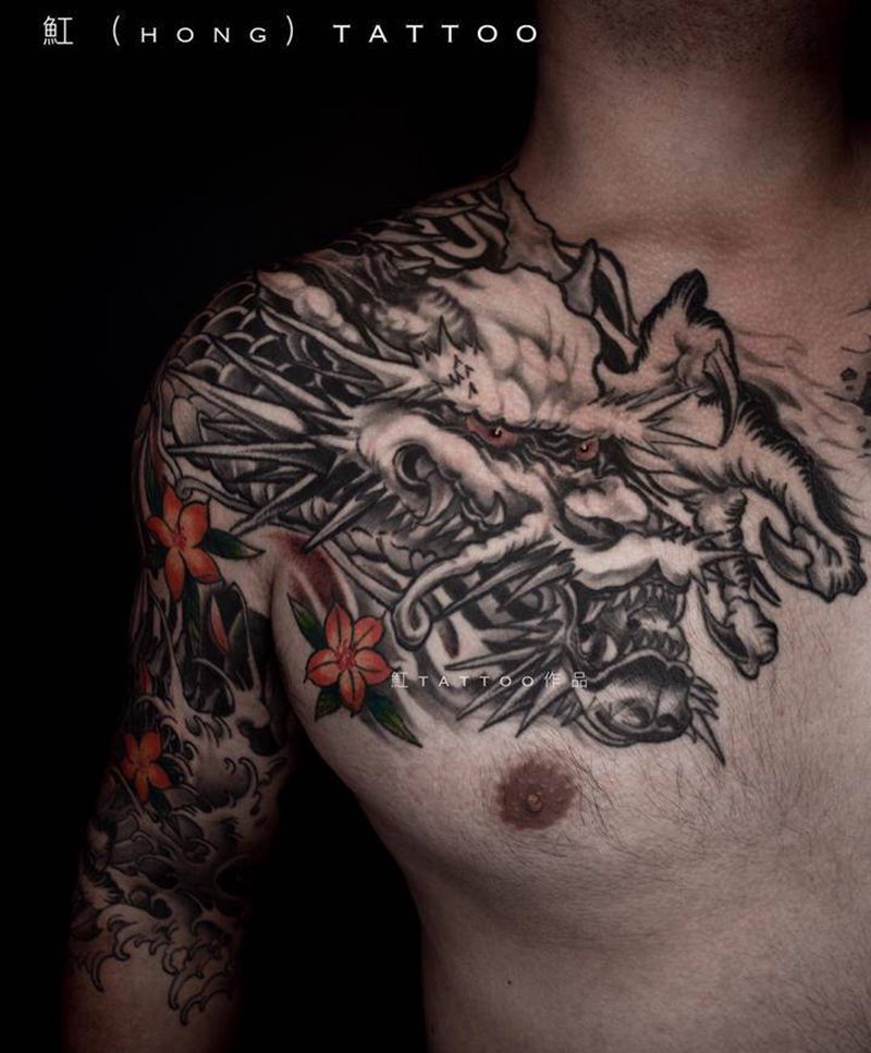 过肩龙纹身图片_胸部手臂新传统龙传统纹身过肩龙纹身图案