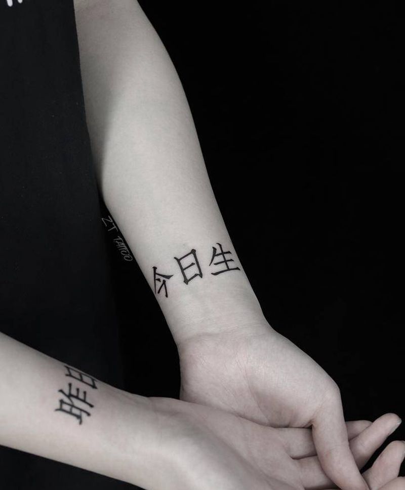 重生纹身图片_手部手臂花体字图腾字纹身图案