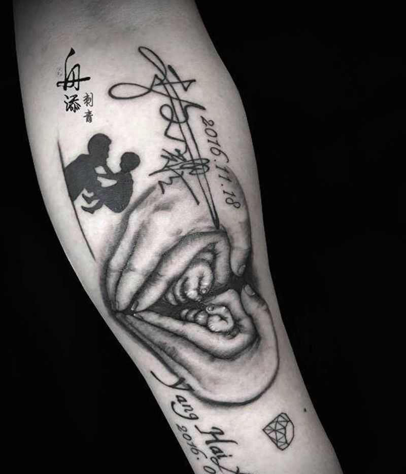 家庭纹身图片_手臂欧美写实手爱家庭纹身图案