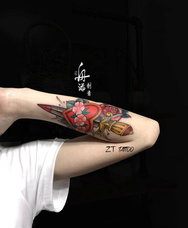 匕首纹身图片_手臂New School匕首心纹身图案