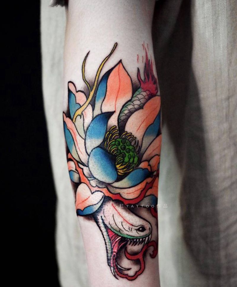 荷花+白蛇纹身图片_手臂腿部老传统新传统荷花莲花蛇传统纹身图案