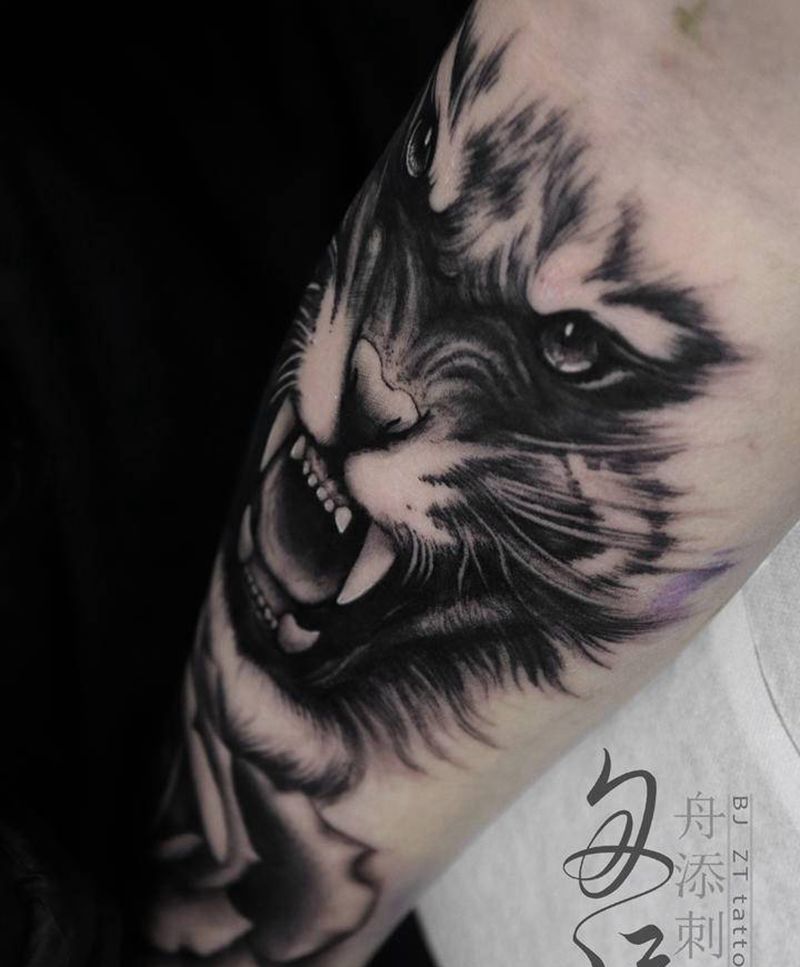 小臂虎纹身图片_手臂欧美写实虎动物玫瑰纹身图案