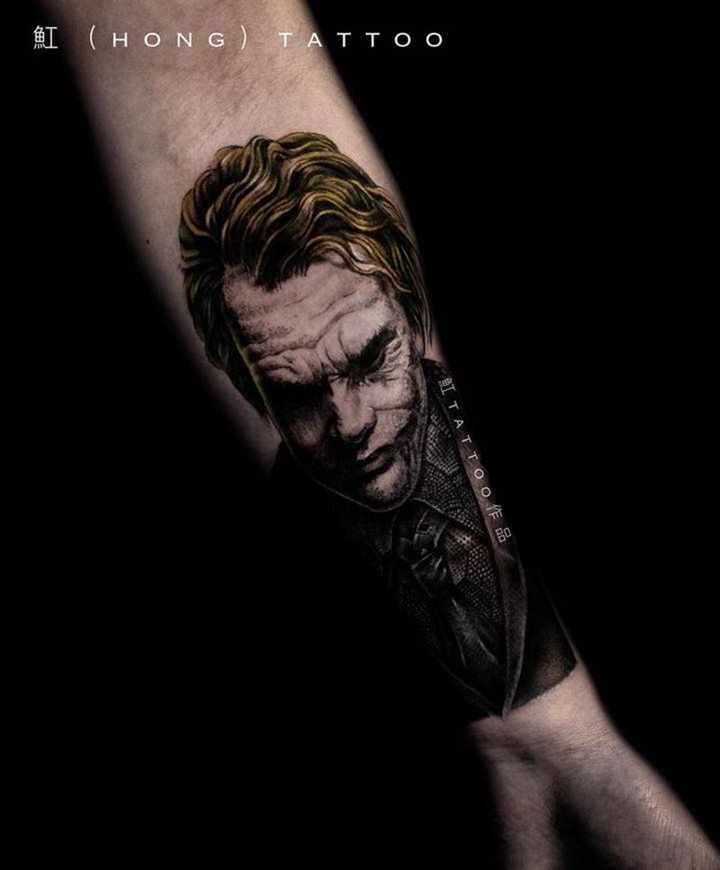 希斯莱杰-小丑纹身图片_手臂腿部欧美写实希斯莱杰小丑蝙蝠侠纹身图案