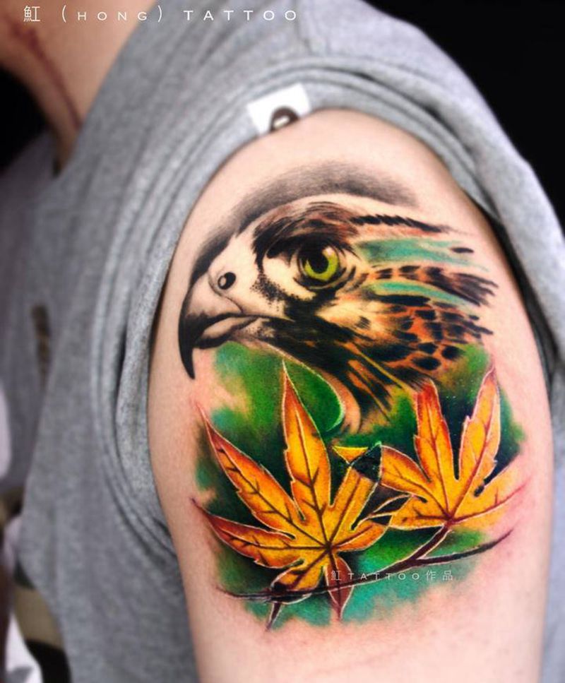 鹰+枫叶纹身图片_手臂欧美写实鹰老鹰枫叶纹身图案